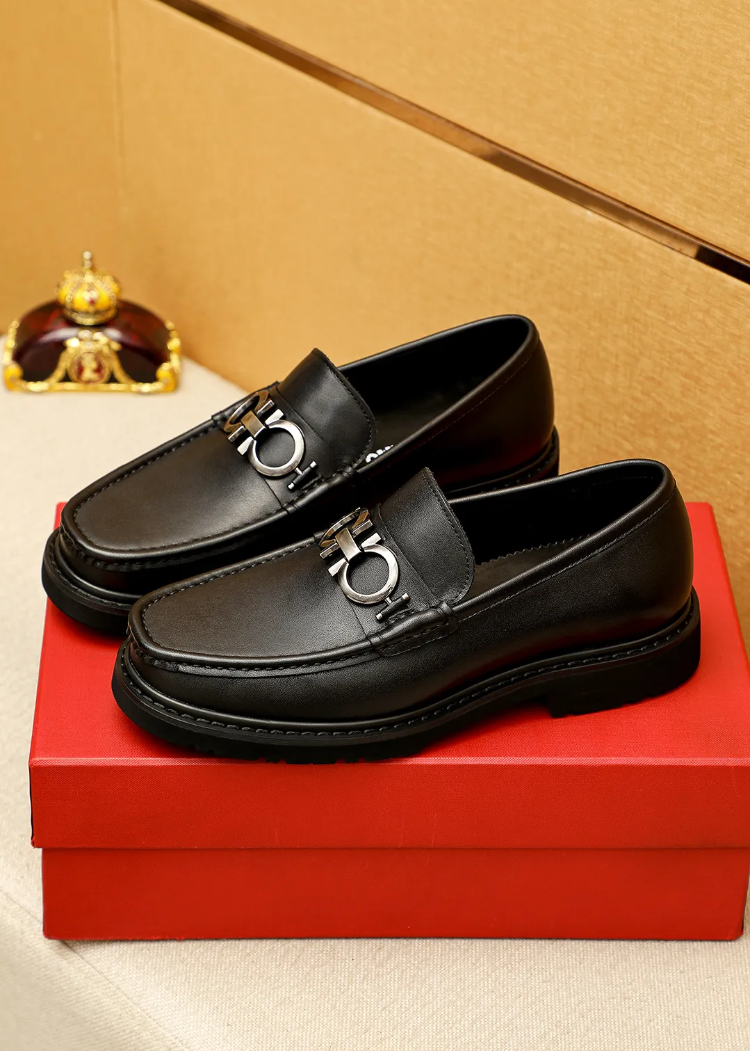 Men's shoes 💰520 💐 Product trademark: Ferragamo "Ferragamo" casual leather shoes Regular size: 38-44 (45.46🉑️customized) Product materials: Selected imported first-layer calfskin upper + original hardware buckle, imported water-dyed cow leather lining. Strong three-dimensional visual effect, original outsole color: 2 colors available